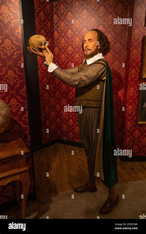 William Shakespeare with a Skull, Hamlet scene in Madame Tussauds ...