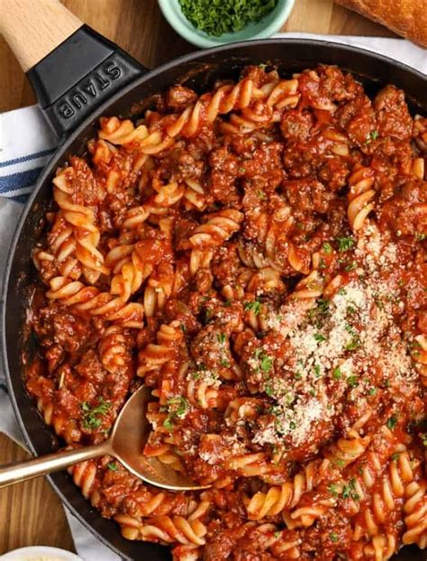 How To Make Delicious And Tender Fusilli With Meat Sauce