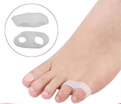 AlexVyan 1 Pair Double Hole Universal Size Silicone Gel Foot Fingers