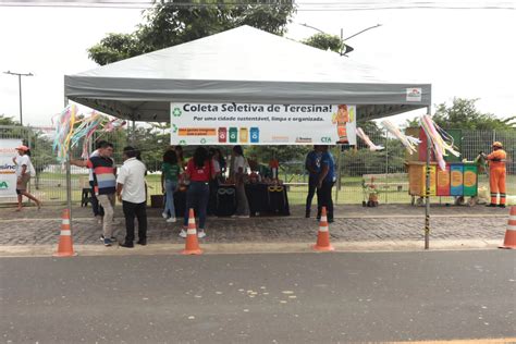 Drive thru da coleta seletiva recolhe 530 quilos de material reciclável