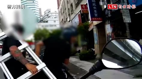 「包手刺青」男搭機車扛鋁梯當警面前呼嘯過 謊報身分被逮 警方提供 Youtube