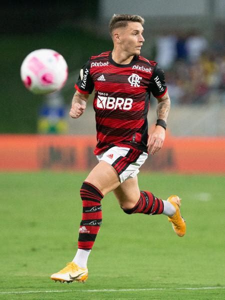 Flamengo anuncia pré contrato para manter lateral até 2025