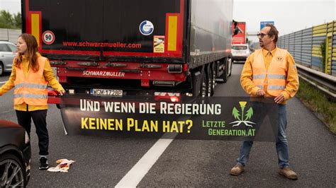 Stau Alarm Klima Kleber Blockieren Westautobahn In St P Lten Oe At