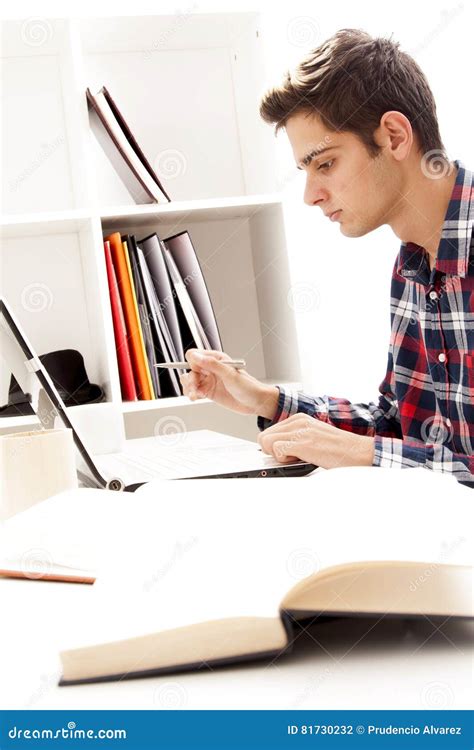 Ragazzo Che Lavora Al Computer Portatile Fotografia Stock Immagine Di