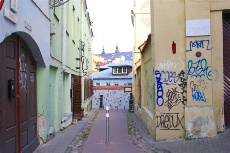 Historische Geb Ude In Einer Szenischen Stra E Vilnius Litauen