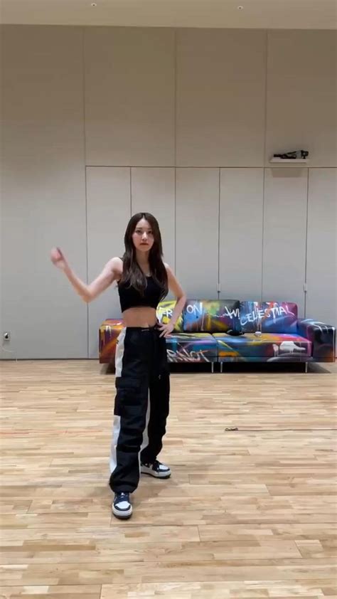 lesserafim sakura chaewon eunchae yunjin kazuha abs workout tiktok update 221013 | Shoulder ...