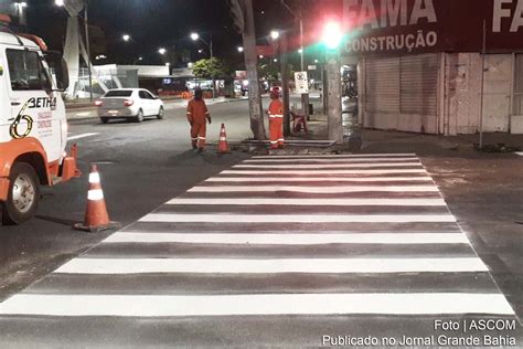 SMT de Feira de Santana reforça pintura em faixas de pedestres Jornal