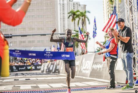 Corredores kenianos dominan el Maratón y el Medio Maratón Life Time