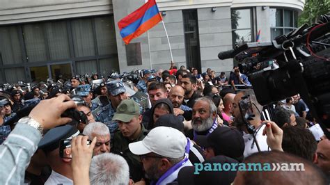 In Pictures Police Detain Protesters Outside Armenian Foreign Ministry