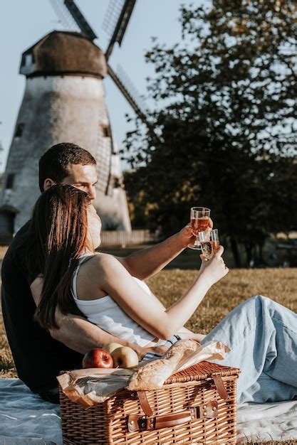 Jovem Casal Fazendo Um Piquenique No Parque Foto Premium