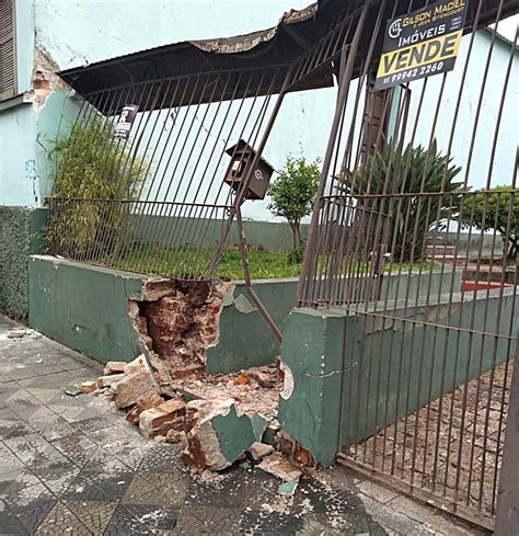 Caminh O Perde Freios E Bate Em Muro De Resid Ncia Na Rua De Setembro