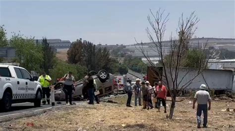 Tr Iler Pierde El Control Y Embiste A Dos Autom Viles En Carretera