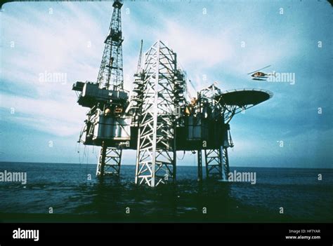 Saudi arabia oil rig hi-res stock photography and images - Alamy