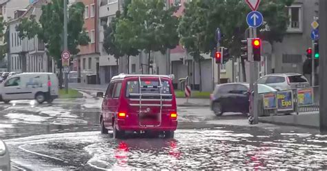 Vollgelaufene Keller überflutete Straßen Massives Unwetter über