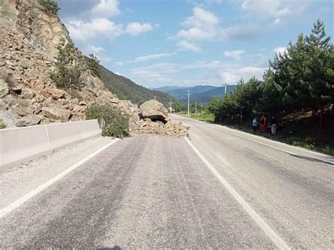 Mudurnuda Heyelan Nedeniyle Da Dan Kopan Kaya Par Alar Yolu Kapatt