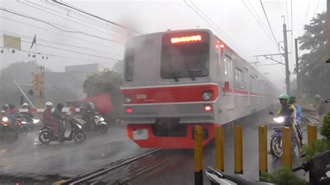 Rainshoot Hunting Krl Saat Hujan Deras Di Perlintasan Kereta Api