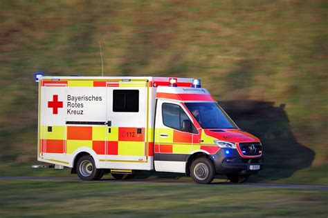 Bayerische Rettungsfahrzeuge Leuchten Blau Und Rot BRK Meldungen