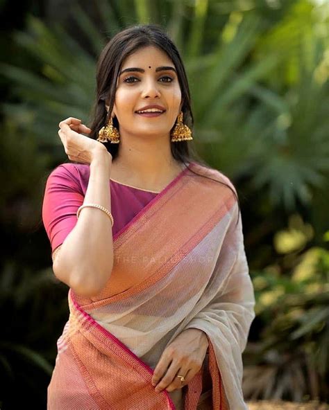 Stylish Simple Photo Poses In Cotton Silk Saree For Girls Women