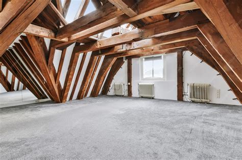 Grenier Très élégant Pour Une Chambre Et Avec Poutres En Bois Photo Premium
