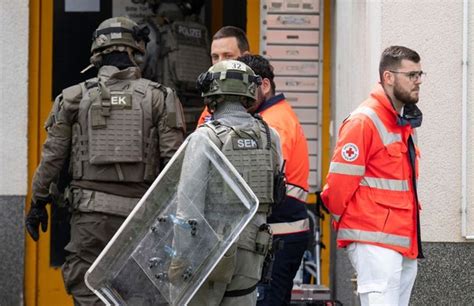 In Wohnung Verschanzt Spezialeinsatzkommando Nimmt Mann Mit Messer Fest