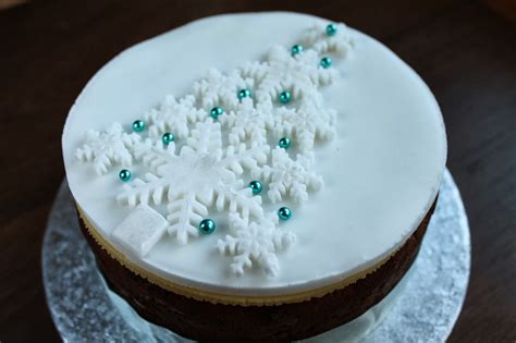 Good Food, Shared: Some Simple Christmas Cake Decorating Ideas