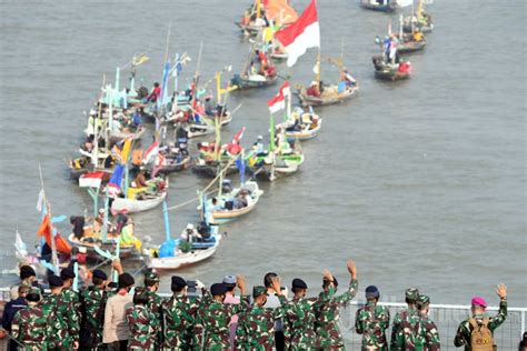 Ratusan Nelayan Suramadu Terima Bantuan Sembako Di Kri Makassar Foto