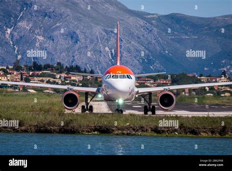 Planes Runway Taxiing Hi Res Stock Photography And Images Alamy