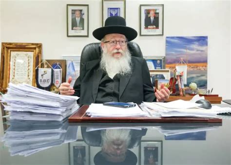 Ministro Litzman desobedeció las reglas sanitarias antes de contraer el