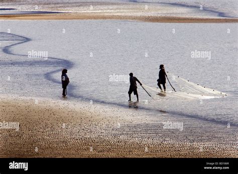 Aboriginal fishermen sea fishing dragnets nets Stock Photo - Alamy