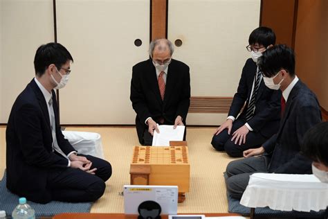 朝日新聞将棋取材班 On Twitter 北〕b級1組順位戦。千田翔太七段ー近藤誠也七段戦で後手の千田七段が先手と誤り、 2六歩を着手。対局規定第8条「反則」規定により反則負けとなりました