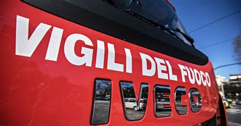 Brescia Ancora Un Incidente Sul Lavoro Operaio Precipita Nella Tromba