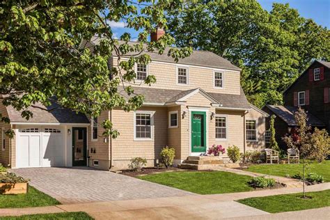 10 Stunning Small Front Yard With Driveway Landscaping Ideas To