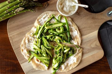 Pfannen Flammkuchen mit grünem Spargel HOL EAT Ernährungscoach für