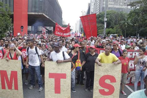 MTST faz protesto por moradia em frente à presidência em SP