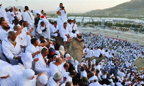 صعود الحجاج إلى ⁧‫جبلعرفات‬⁩ لقضاء الركن الأعظم من الحج والوقوف بعرفة