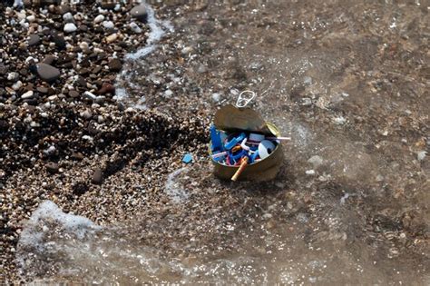 Plastic Afval En Blikjes Aan De Kust Huishoudelijk Afval En Wegwerp