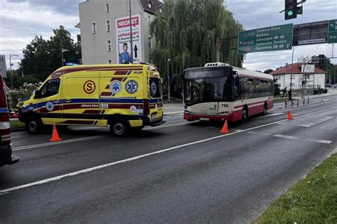 Poważny wypadek w Jeleniej Górze Samochód zderzył się z autobusem i