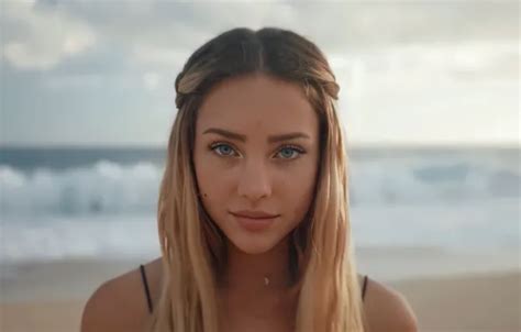 Обои girl beach eyes model face brunette pose portrait на телефон и рабочий стол раздел