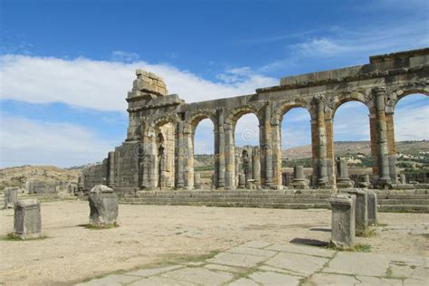 古老volubilis镇废墟、曲拱和专栏 库存图片 图片 包括有 大理石 圆形剧场 地标 闹事 历史 76855447