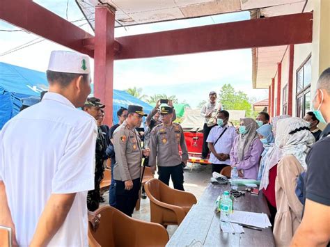 Polda Kalimantan Bagikan Sembako Pada Warga