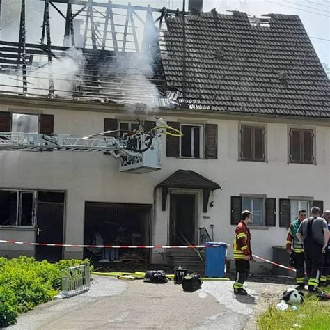 Brand Eines Einfamilienhauses Feuerwehrmann Verletzt Einsatzbericht