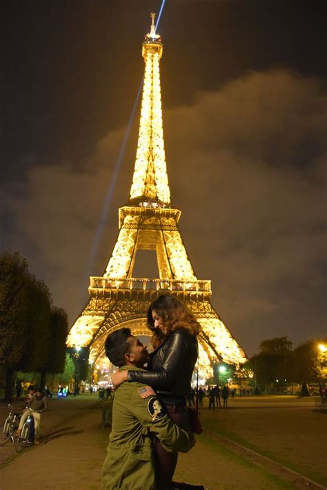 Paris Eiffel Tower Couple Pose Paris Love Eiffel Eiffel Tower