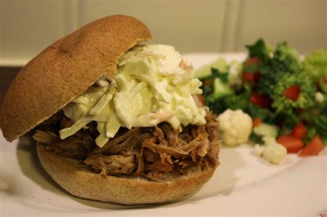 Velkommen til Kjøkkenkroken Burger med pulled pork og coleslaw