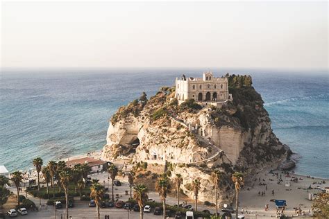 La Cipolla Rossa Di Tropea Traina Il Turismo Della Perla Del Tirreno