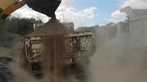 Caçamba Cheia De Areia Racha Caçamba Versus Pá Carregadeira Youtube