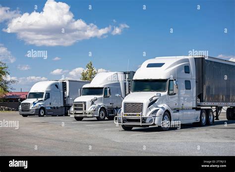 Industrial Long Hauler Carriers White Big Rig Semi Trucks Tractors With