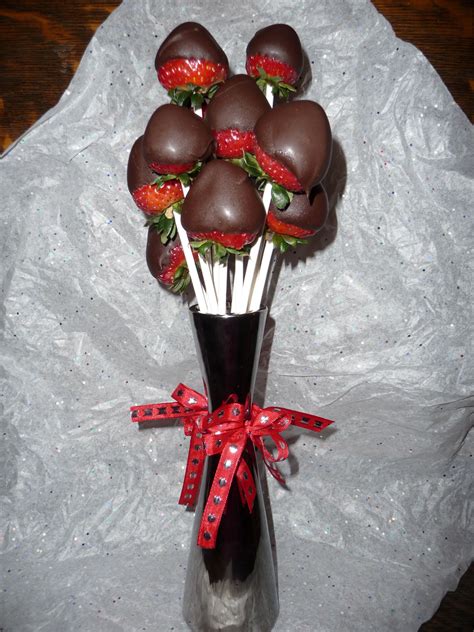 Chocolate covered strawberry bouquet. | Chocolate dipped strawberries, Chocolate dipped ...