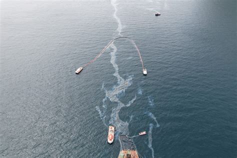 Buque se accidentó en Gibraltar y dejó gran derrame de aceite que