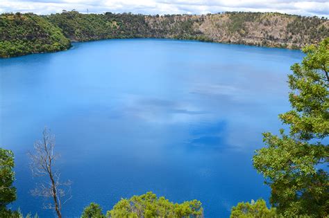 Mount Gambier: sinkholes and crater lakes in South Australia