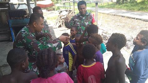 Galeri Foto Babinsa Koramil 1710 07 Mapurujaya Berbagi Makanan Ringan